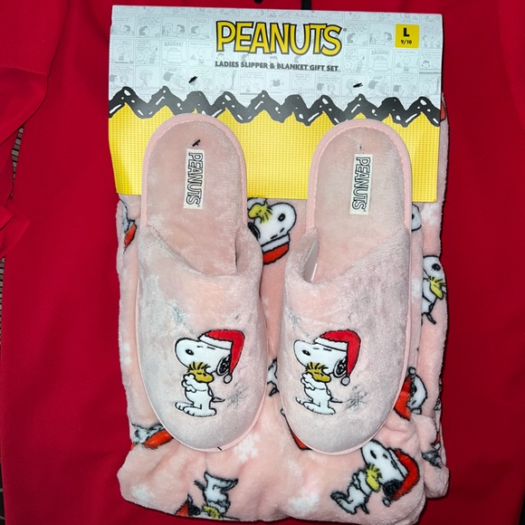 2 piece Slippers & Blanket NWT